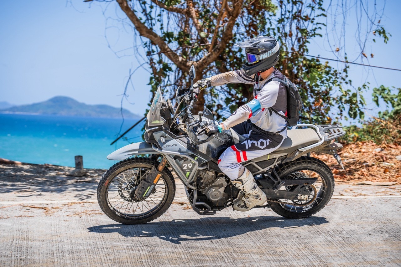 Test a testa #3 - CFMoto 450MT vs Royal Enfield Himalayan 450 +VIDEO+